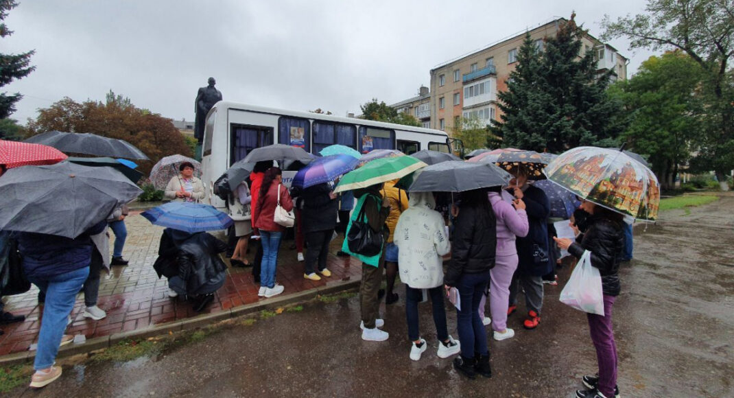 "Голосование" на псевдореферендумах в ОРДЛО проходит как по конвейеру в палатках и автобусах (фото)