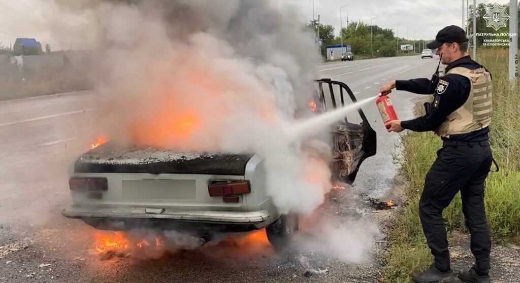 У Слов‘янську патрульні поліцейські врятували 4 людей з палаючого авто