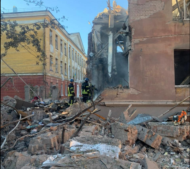 Оккупанты обстреляли Славянск: пострадали школа и дом. Под завалами могут быть люди