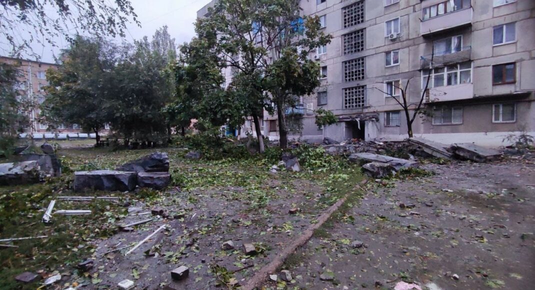 В Торецке из разбитого россиянами 9-этажного дома удалось спасти 19 человек