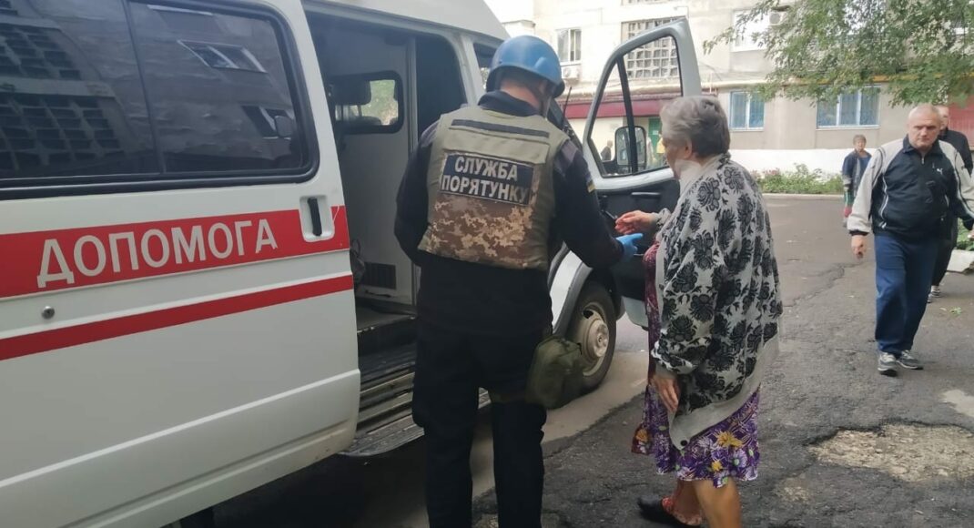 В Торецьку, після обстрілу рф, рятувальники надали допомогу пораненій жінці (фото)