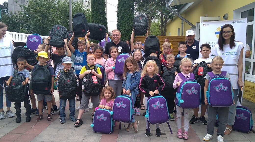 В Житомире волонтеры подарили детям-переселенцам 300 рюкзаков с канцелярскими принадлежностями