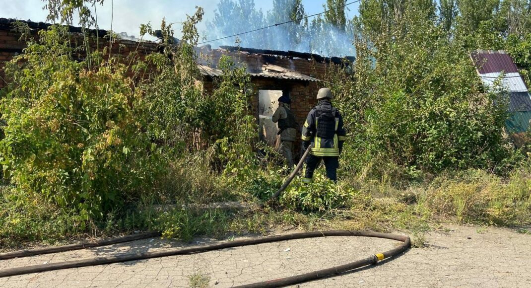 У Бахмуті рятувальники знешкодили наслідки пожежі, яка виникла через обстріл окупантів (фото)