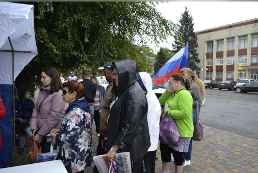 Ходять по квартирах та не випускають людей з громад: окупанти проводять незаконний "референдум" на Луганщині