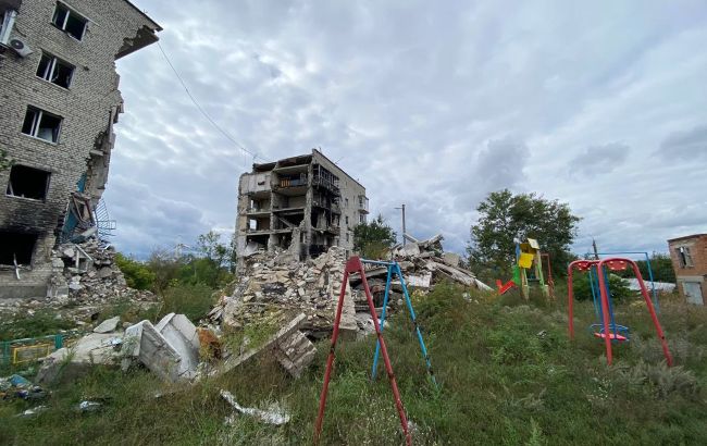 Омбудсмен показав розбиту авіаударом багатоповерхівку в Ізюмі (відео)