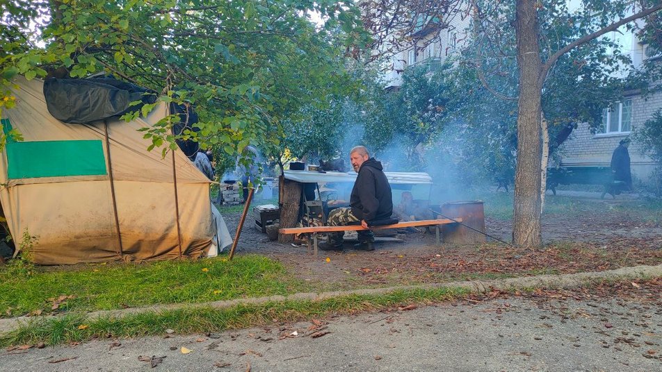 Картопля та борщ на багатті та хліб про запас: як виживають без світла та газу в деокупованому Лимані (відео)