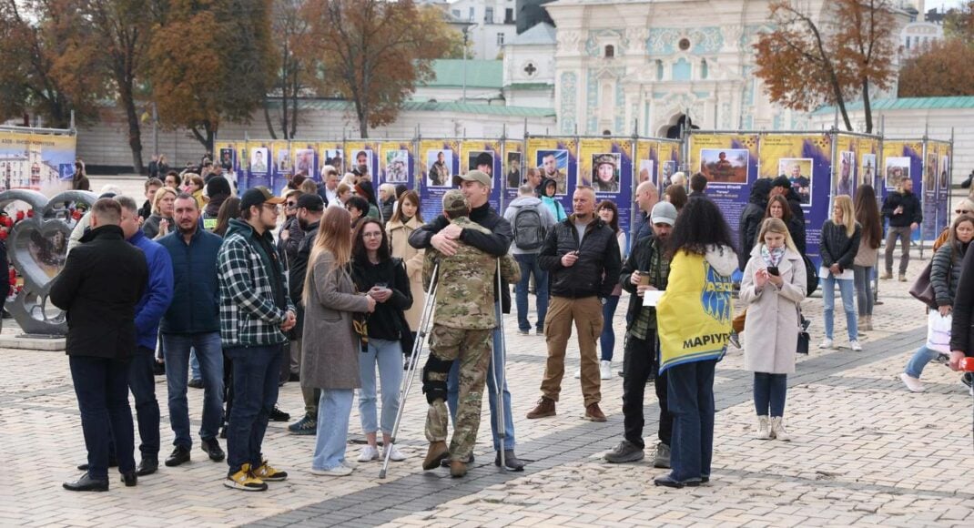 В Киеве открыли выставку "Полк Азов - ангелы Мариуполя": фото