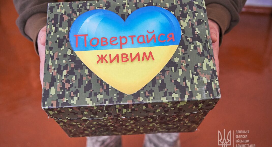 Письма и обереги от детей-переселенцев из Донецкой области передали украинским воинам на передовую: фото