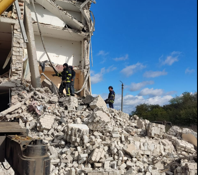 У Часовому Яру окупанти обстріляли гуртожиток, під завалами рятувальники знайшли загиблого