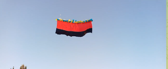 В День защитников и защитниц Украины в Донецке запустили в небо большой красно-черный флаг: видео