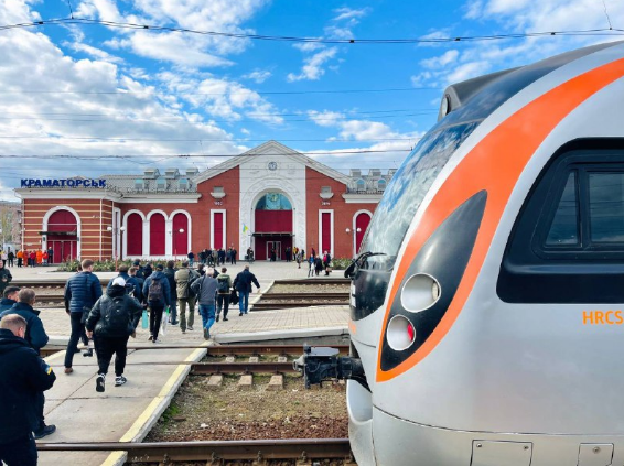 На Краматорському залізничному вокзалі зустріли перший потяг з Києва: фото, відео