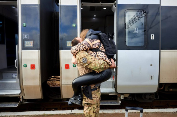 На Краматорському залізничному вокзалі зустріли перший потяг з Києва: фото, відео