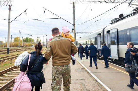 На Краматорському залізничному вокзалі зустріли перший потяг з Києва: фото, відео