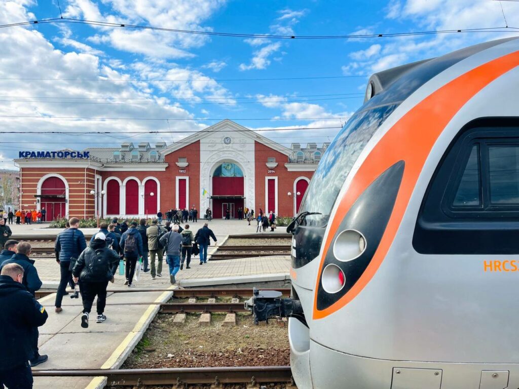 На Краматорському залізничному вокзалі зустріли перший потяг з Києва: фото, відео