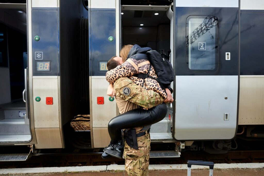 На Краматорському залізничному вокзалі зустріли перший потяг з Києва: фото, відеом