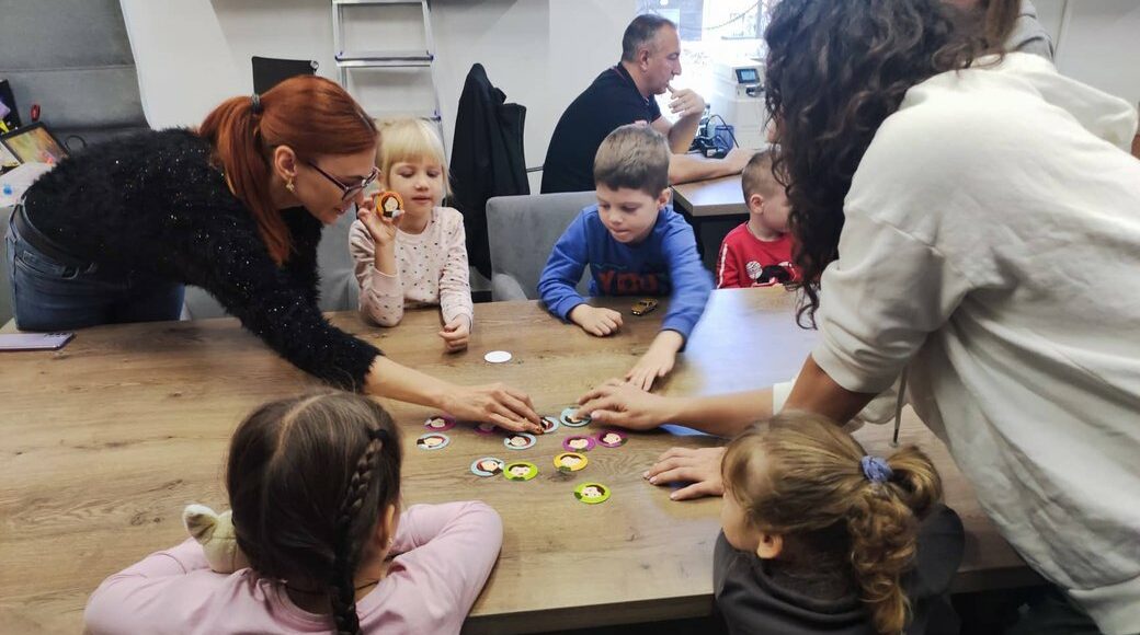 Математика, конструирование, загадки, зарядка, игры: в Днепре работает резиденция "Little Mariupol" для детей-переселенцев