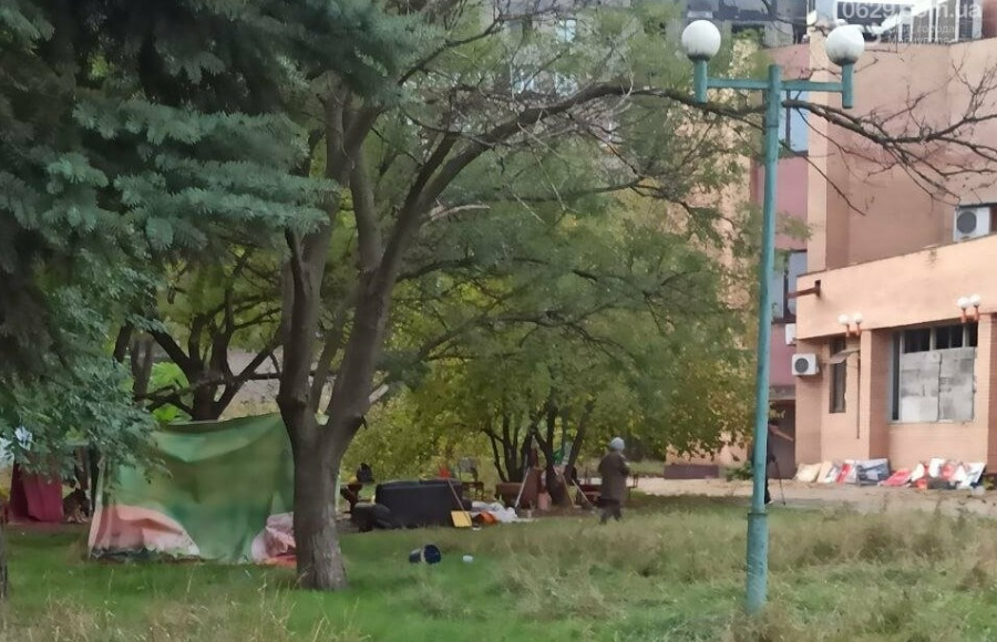 В Мариуполе люди до сих пор живут в палатках на улице, их жилье разбомбили россияне, - горсовет
