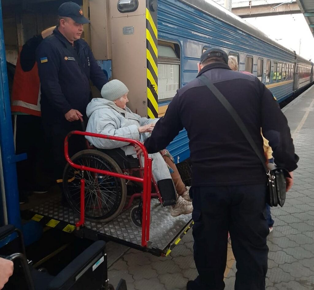 Рятувальники евакуювали людей з Луганщину на безпечну територію