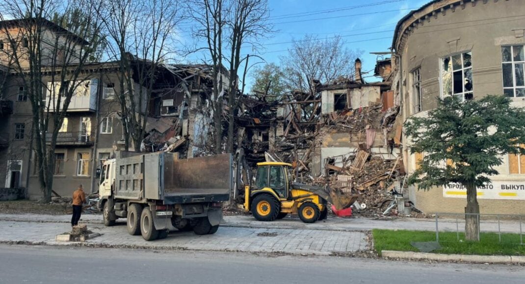 В Славянске начинают разбор завалов и экспертизы по разрушенным обстрелами рф многоэтажкам: видео