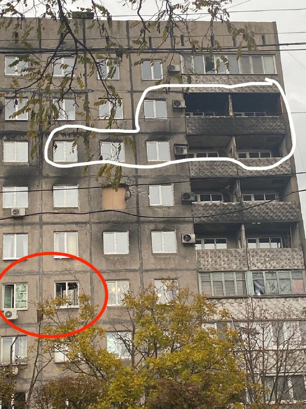 У Маріуполі російські загарбники замінили вікна у знищених квартирах