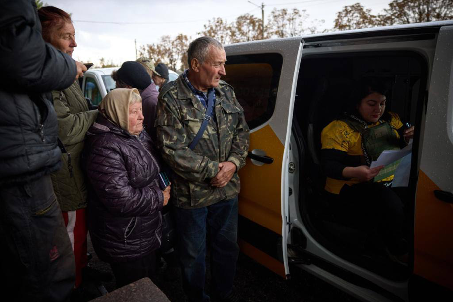 Жителі Лимана отримують гуманітарну допомогу від Укрпошти
