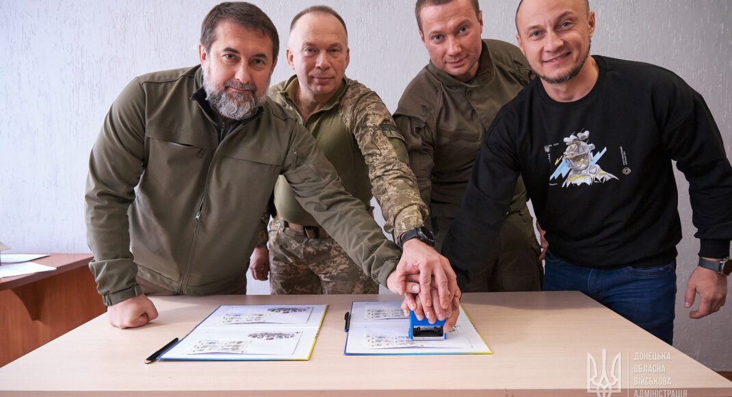 Кириленко та Гайдай погасили нову поштову марку "Слава ЗСУ!" та привітали З Днем захисників командування українських військових