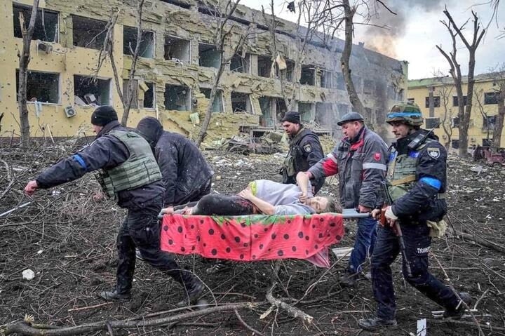 Зруйнований пологовий будинок у центрі Маріуполя