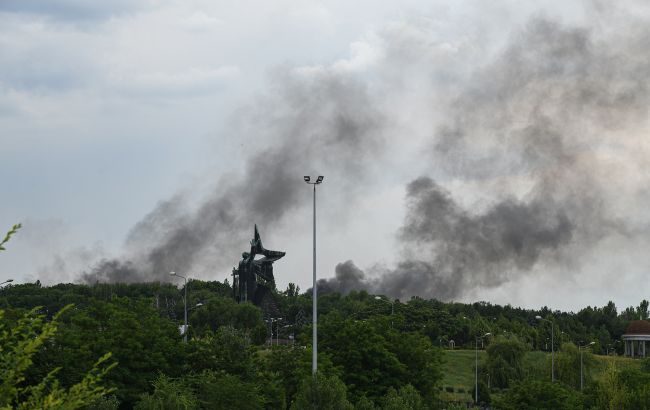 В окупованому Донецьку сильна пожежа після вибухів (відео)