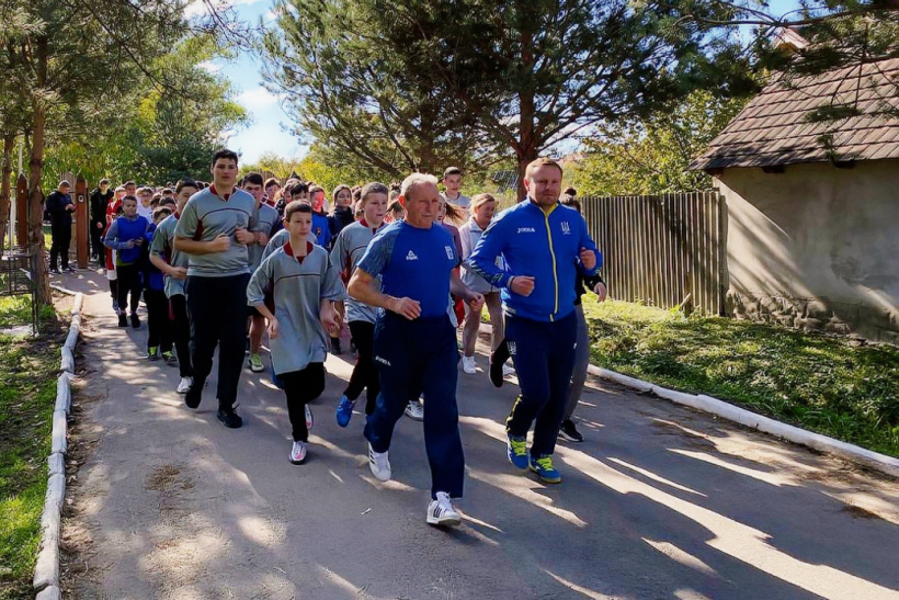Переселенцы из Донецкой области провели спортивное патриотическое мероприятие на Закарпатье