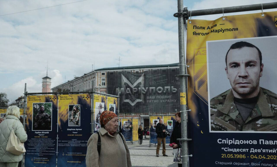 "Отдать дань уважения Героям": в Киеве проходит выставка, посвященная погибшим защитникам Мариуполя