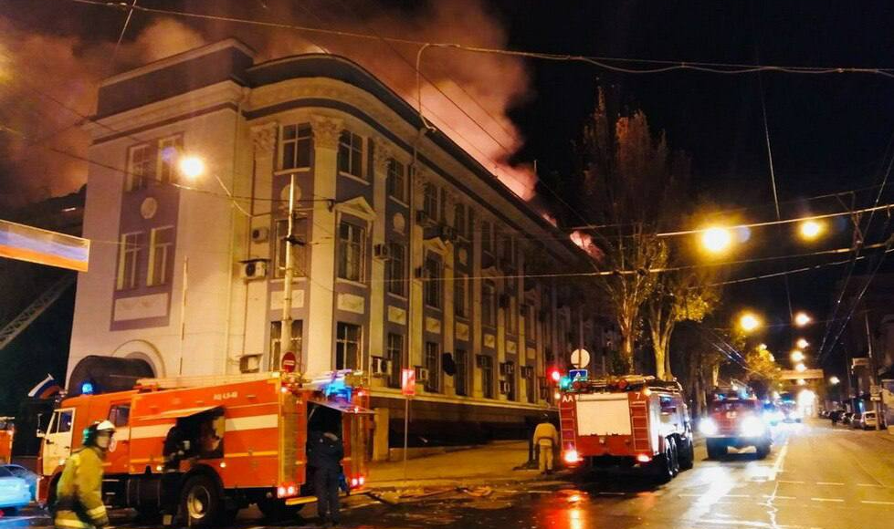 В окупованому Донецьку ліквідація пожежі в будівлі "залізничної адміністрації" триває понад 18 годин