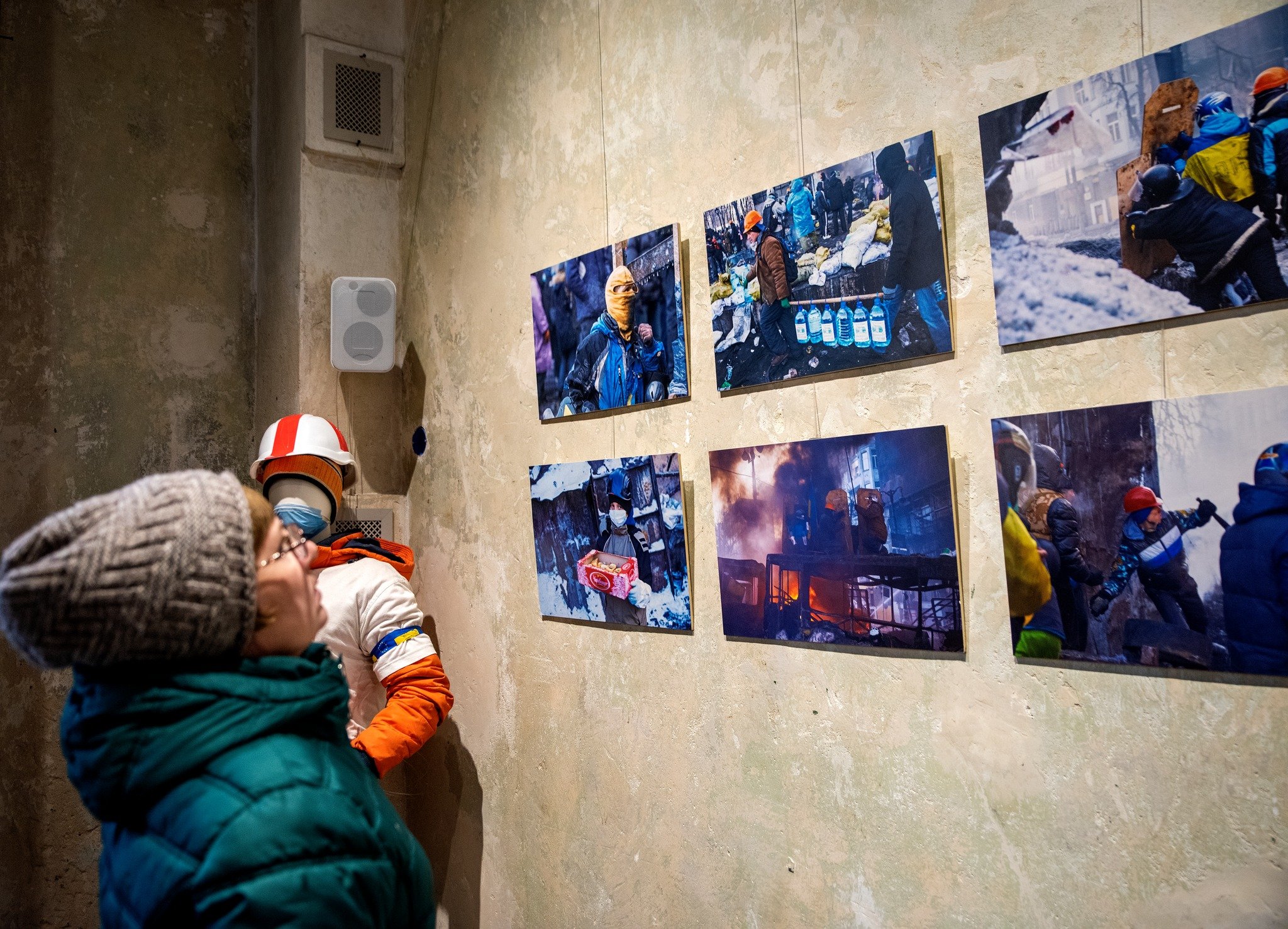 Маріупольці побували на фотовиставці київського фотографа Володимира Кліщевського "Майдан 2014. Люди та події" у Львові