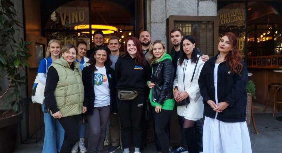 Бывшие пленницы из "Азова" встретились с громадой Мадрида