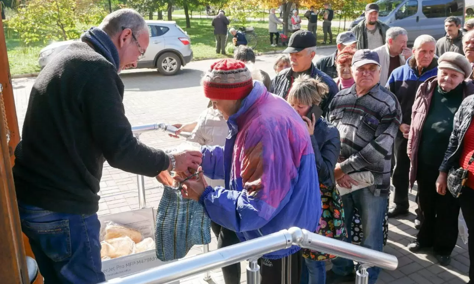 Ежедневно в Бахмут завозят семь тысяч буханок бесплатного хлеба, - горсовет