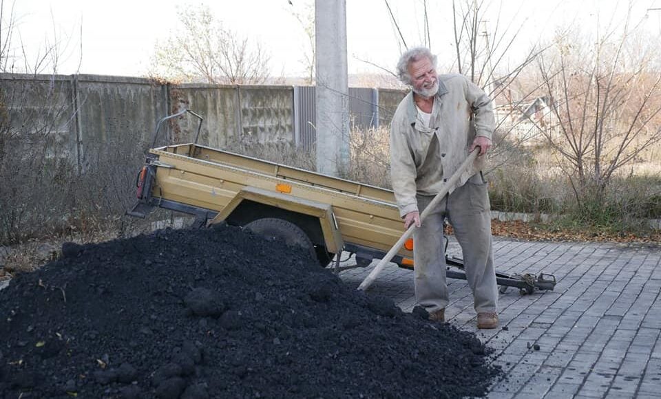 В Бахмуте жителям, оставшимся в городе, выдают бесплатный уголь