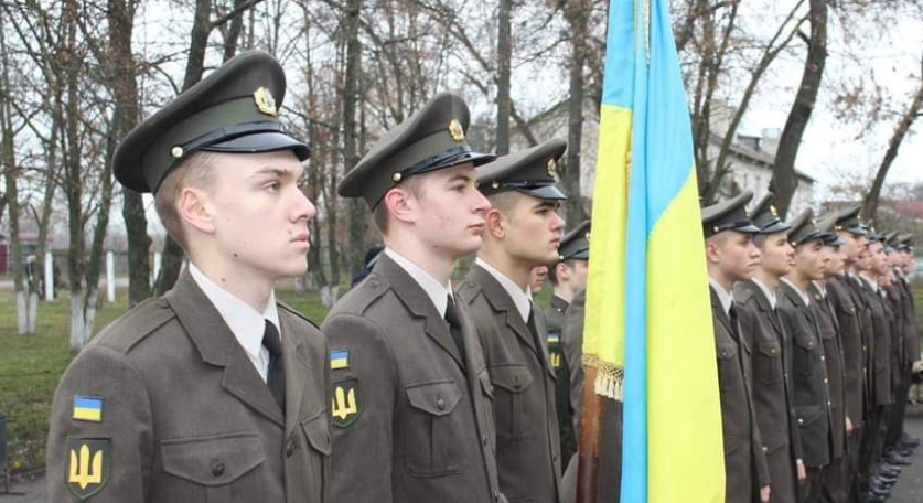 Першокурсники евакуйованого вдруге Луганського обласного військового ліцею склали присягу: фото