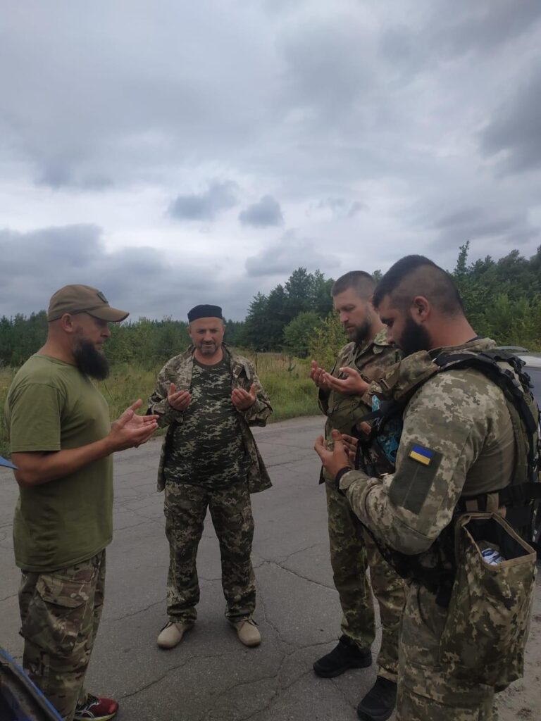 Військові під час молитви 