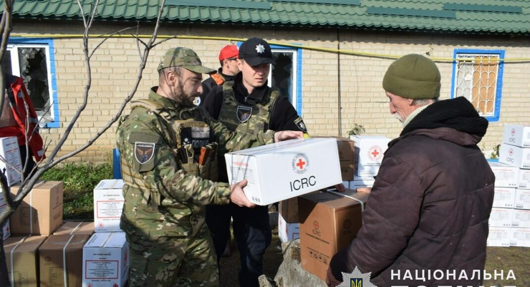Местная полиция и Красный Крест доставили гуманитарную помощь в освобожденное село Лиманщины