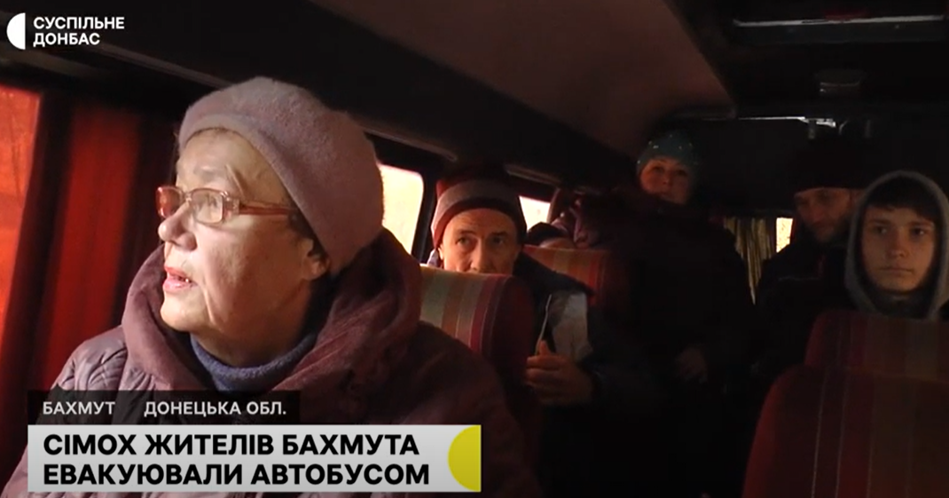 Волонтеры вывозят людей из Бахмута под обстрелами: видео
