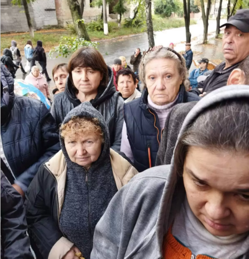 В Бахмуте получают гуманитарную помощь под обстрелами и без связи: фото