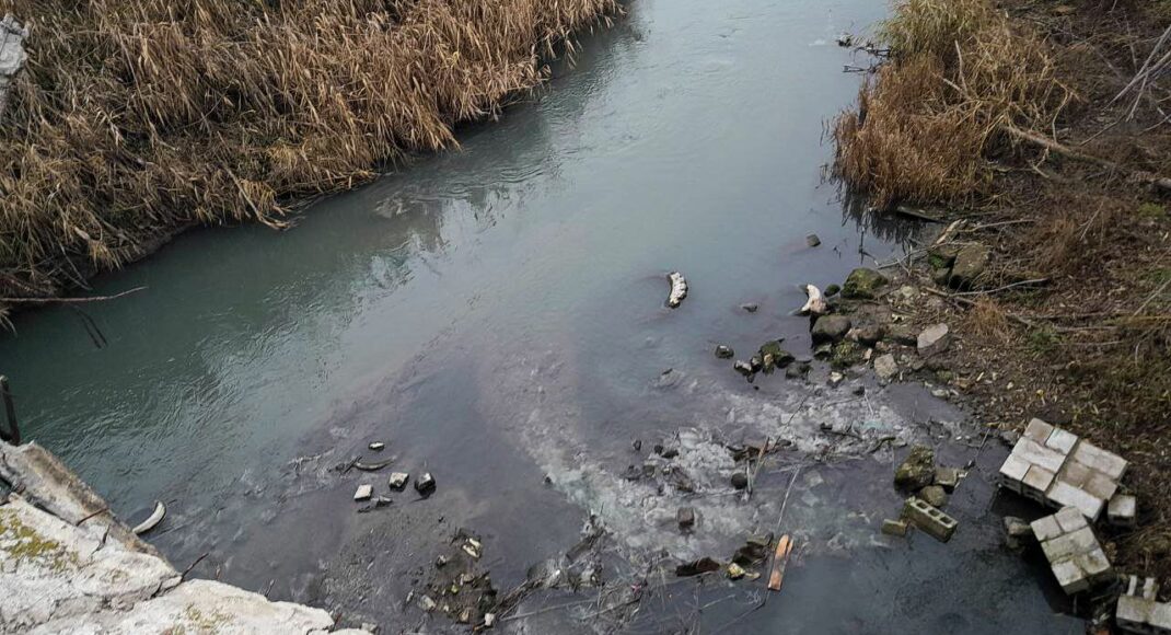 Окупанти перетворили річку Кальчик у Маріуполі на болото