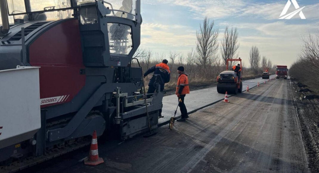 На Донеччині ремонтують важливу трасу з Покровська до Бахмута