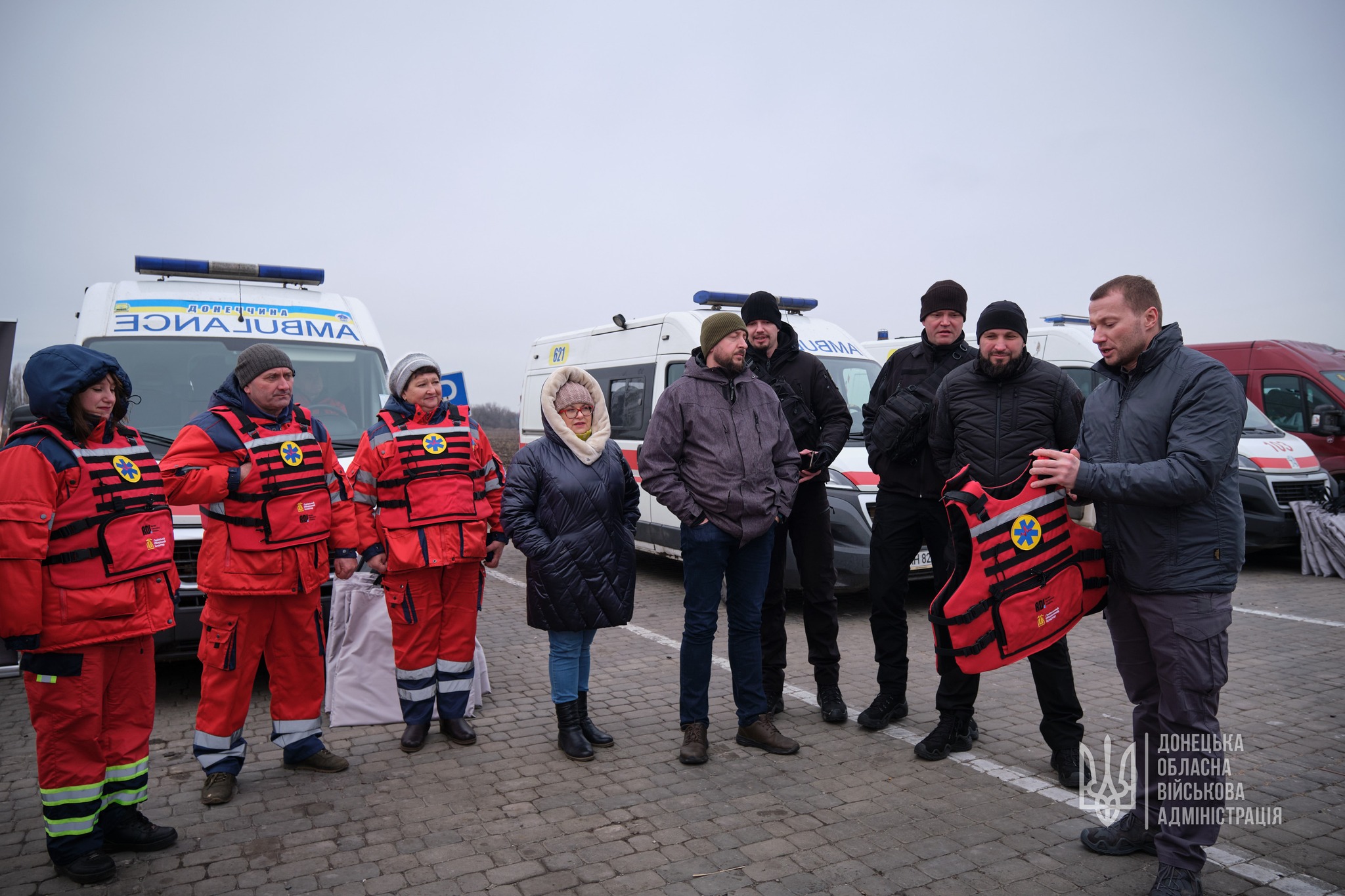 Сотню бронежилетів для медиків Донеччини передали волонтери