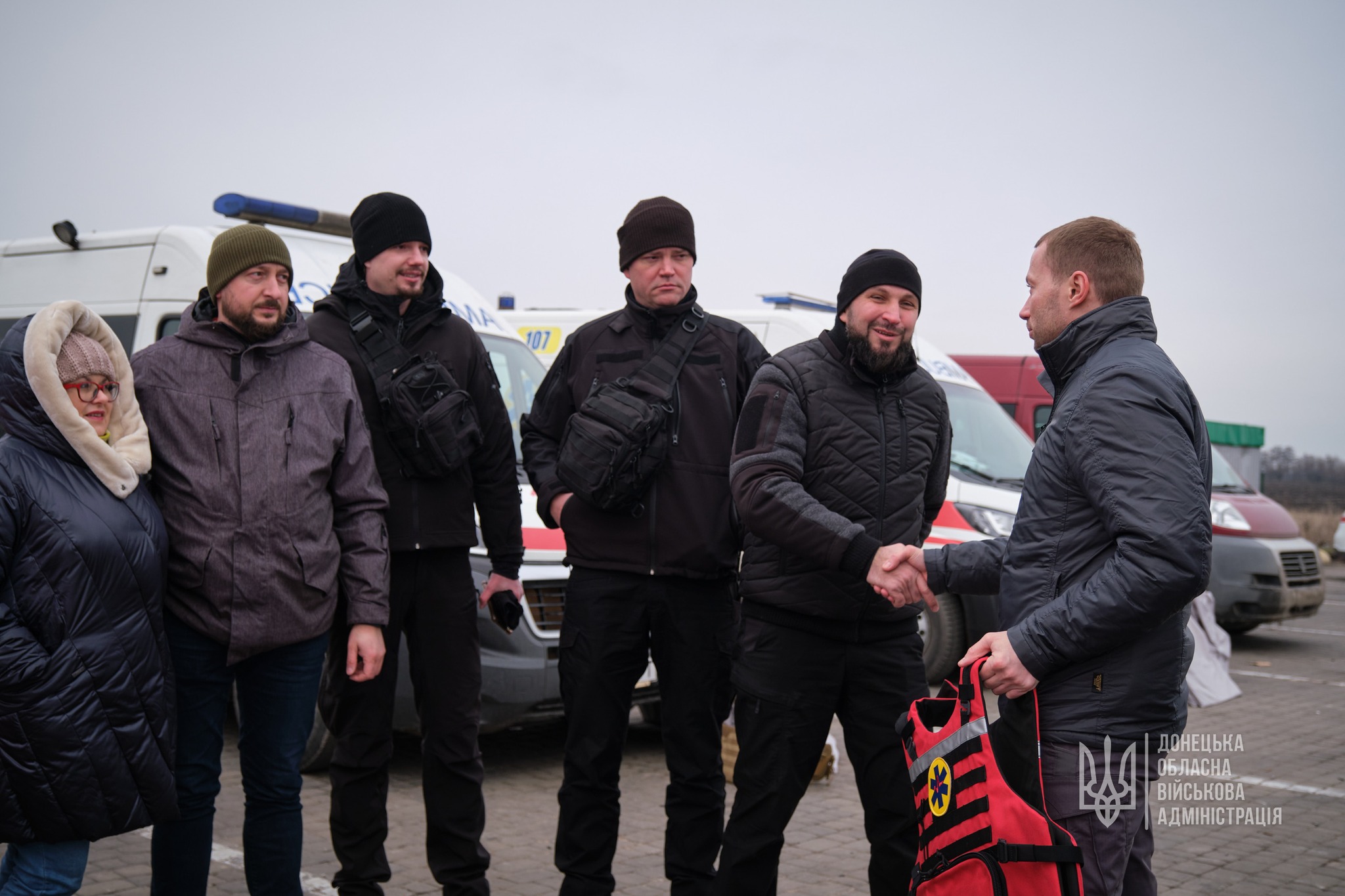 Сотню бронежилетів для медиків Донеччини передали волонтери