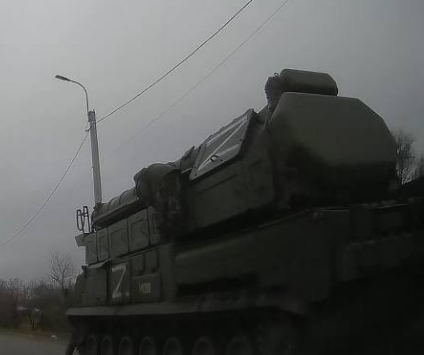 В окупованій Кадіївці на Луганщині загарбники встановлюють техніку на території міста: фото