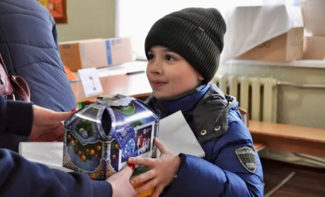 Более двух миллионов гривен потрачено на новогодние подарки для краматорских школьников