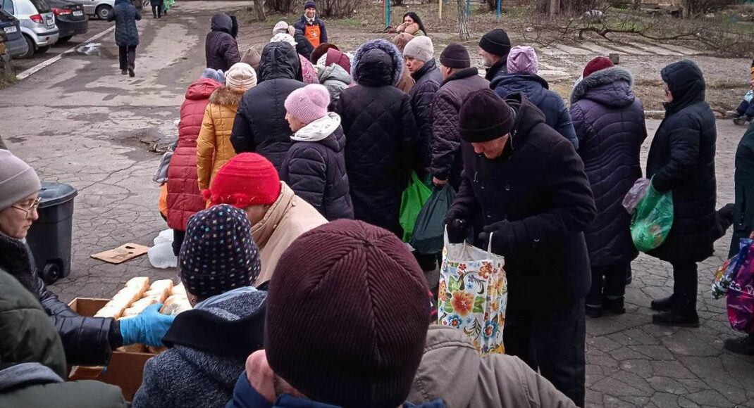 Новогодние и рождественские праздники в оккупированном Мариуполе встречают в очередях за горячей едой: фото