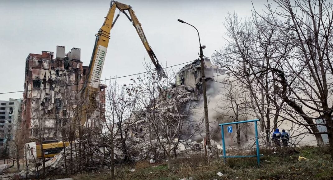 У Маріуполі загарбники щодня знищують щонайменше одну багатоповерхівку