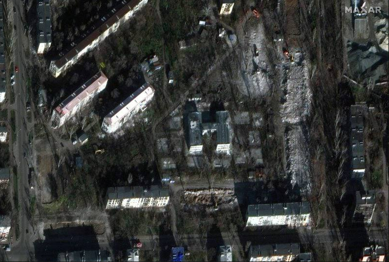 Россияне массово сносят многоэтажки в Мариуполе: горсовет опубликовал снимки со спутника
