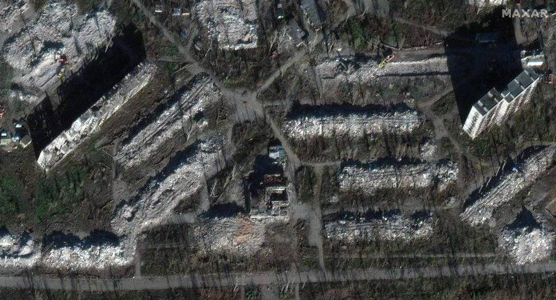 Росіяни масово зносять багатоповерхівки у Маріуполі: міськрада опублікувала знімки з супутника 